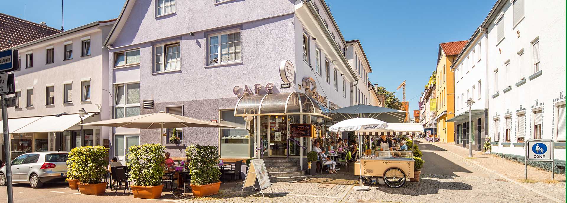 Fassade des Conditorei-Café Berner in der Langen Straße in Göppingen mit Terrasse und Eiswagen