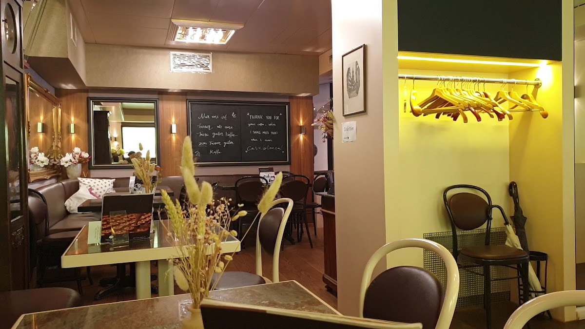 Eingang des Conditorei-Café Berner mit Schriftzug „Café Berner