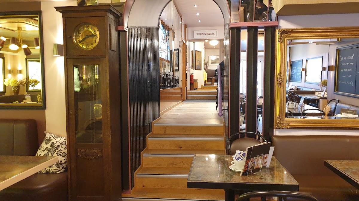 Traditionsreiches Interieur im Café Berner mit antiker Standuhr und gemütlicher Sitzecke