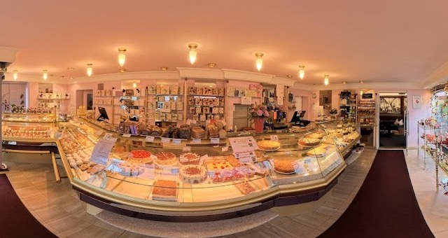Konditorei-Theke im Café Berner mit einer großen Auswahl an hausgemachten Torten und Kuchen